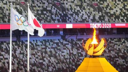 Bild: Michael Kappeler/dpa
Das olympische Feuer lodert, die Sitze im Tokioter Nationalstadion aber bleiben leer. Ob die Spiele die Sportredaktion trotzdem gepackt haben? Fabian Leeb und Florian Bindl sind unterschiedlicher Ansicht.