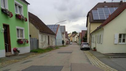 Bild: amö
Die Bahnhofstraße in Winklarn mit Blick in Richtung Schneeberg. Für 2022 steht die Sanierung der Straße in der Finanzplanung.