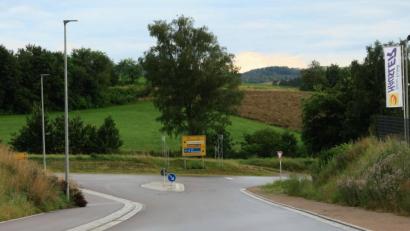 Bild: rhi
Im Industriegebiet in Neunburg, gegenüber dem Gewerbegebiet "Galgenberg-West", wird die Deutsche Post DHL Group einen Verbundzustellstützpunkt errichten.