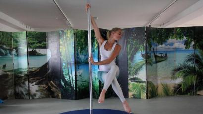 Bild: kro
Fitnesstrainerin Tina Seitz praktiziert seit einigen Jahren begeistert Pole Dance. In ihrem Studio in Tirschenreuth bietet die Trainerin Kurse für das Tanzen an der Stange an.