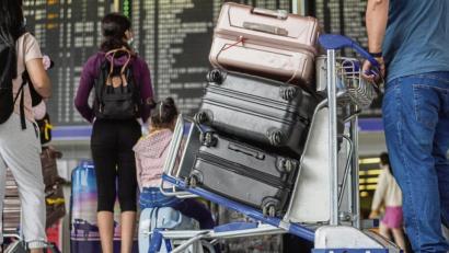 Symbolbild:  Frank Rumpenhorst/dpa
Abflug ins Ungewisse: Welche Regeln für Reisende ins außereuropäische Ausland gelten, unterscheidet sich je nach Land.