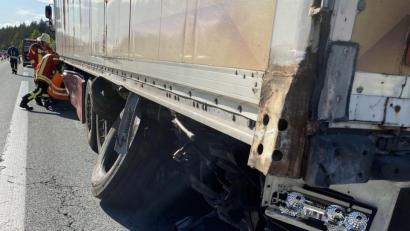 Bild: Verkehrspolizei Amberg/exb
Auf der A6 bei Illschwang hat es am Donnerstag einen Unfall zwischen einem Pkw und einem Lkw gegeben.