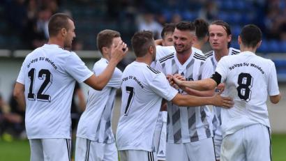 Bild: A. Schwarzmeier
Die SpVgg SV Weiden hatte Grund zur Freude: Das 3:0 gegen den FC Tegernheim war der dritte Sieg im dritten Saisonspiel.