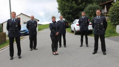 Bild: pi
Kerstin Zetzl (Dritte von links) und David Piehler (Zweiter von rechts) sind neu in der Vorstandschaft der Feuerwehr Neudorf.