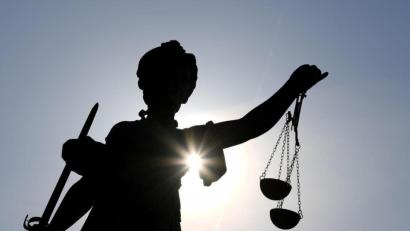 Symbolbild: Arne Dedert/dpa
Im Dezember 2020 wurde in Regensburg ein Baby in einer Mülltonne gefunden. Nun muss die Mutter vor Gericht.