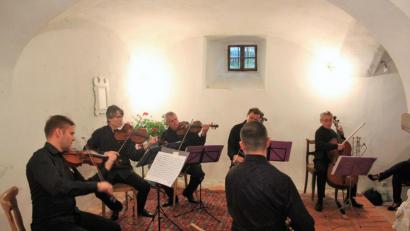 Bild: stg
Das Czech Philharmonic Sextet sorgte am Samstag für herrliche Klänge bei den Wurzer Sommerkonzerten.