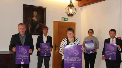 Bild: stg
Matthias Ziegler, Horst Petzold, Petra Vorsatz, Astrid Karl und Oberbürgermeister Jens Meyer freuen sich über die Max-Reger-Tage, die am 13. August starten.