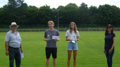 Bild: mbm
Lena Schubert (Zweite von rechts) und Jonas Lell (Dritter von rechts) dürfen sich über ihre Auszeichnungen freuen.