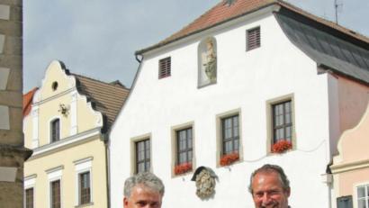 Bild: Josef Götz/exb 
Der erste Bürgermeister von Horšovský Týn, Josef Holeček (links), empfing sein Nabburger Pendant, Frank Zeitler (rechts), anlässlich des Annafests vor dem Rathaus der Partnerstadt.