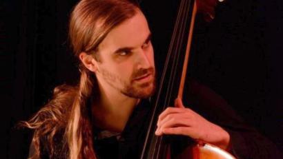 Bild: Torsten Redler
Kontrabassist Jonathan Sell und seine Mitstreiter wollen das Publikum beim ersten Konzertabend in Winklarn mit ihrer Improvisationskunst überraschen.