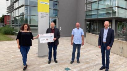 Bild: exb/Bayernwerk AG
5.000 Euro für Kampf gegen Leukämie: Michael Sporrer von "Hilfe für Anja" erhielt vom Bayernwerk einen Spendenscheck zur Unterstützung bei den weiteren Typisierungen.