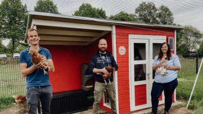 Bild: Ingrid Radlinger/exb 
Oliver von Bornstädt und Benedikt Gruber – beide vom "Round Table 185 Schwandorf"– und Einrichtungsleiterin Sandra Dollmann (von links) freuen sich über den gelungenen Bau.