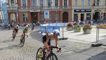 Bild: Gomez Islinger
Marlene Gomez Islinger (vorne) liegt in Führung: Die Radstrecken in Triathlon-Wettkämpfen sind aufgrund von vielen Kurven, Wendepunkten und unterschiedlichen Straßenbelägen sehr anspruchsvoll.