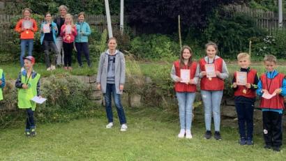 Bild: soj
Die Betreuerinnen bedankten sich bei den Kindern für ihre engagierte Teilnahme und überreichten an die Kinder, die alle Gewinner waren, Ehrenmedaillen und Ehrenurkunden.
