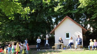 Bild: ads
Die Kinder der Kita Christkönig verabschiedeten Kinderpflegerin Lucia Toth (Mitte) mit Tanz, Liedern und symbolischen Geschenken in den Ruhestand.