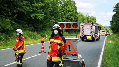Bild: mde
Während sich der Notarzt um den medizinischen Notfall kümmerte, regelte die Kemnather Feuerwehr den Verkehr auf der B 22.