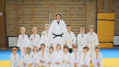 Bild: tra
Die fünf- bis siebenjährigen Judoka mit Landestrainerin Claudia Straub.
