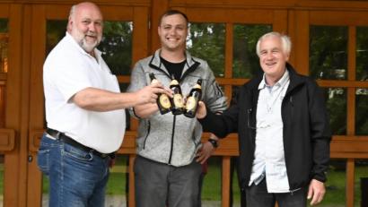 Bild: u
Zum zweiten Mal in seiner 45-jährigen Geschichte musste das Marktplatzfest des Hirschauer Musikzuges abgesagt werden. Vorsitzender Maximilian Stein (Mitte) und sein Vorgänger Werner Stein (links) stießen aber mit Festwirt Franz Dorfner darauf an, dass das Fest 2022 wieder in gewohnter Form stattfinden kann.