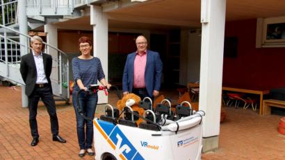 Bild: ds
Vorstandsvorsitzender Frank-E. Kirchhof (rechts) und Geschäftsstellenleiter Bernd Windisch von der Raiffeisenbank Auerbach-Freihung mit Kinderhausleiterin Kerstin Renner bei der Übergabe des VR-Mobils.