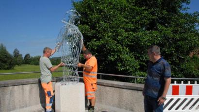 Bild: pop
Die beiden Gemeindearbeiter Manuel Müller und Christian Lautenschlager bauten die Skulptur auf. Mit dabei Bürgermeister Peter Braun.