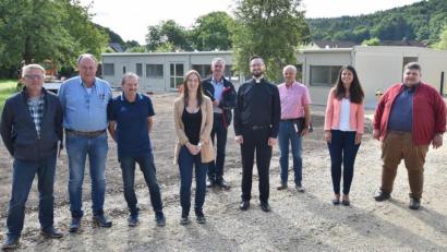 Bild: no
Vor dem Container versammelt: (von links) Bauleiter Reinhold Lang und sein Chef Josef Margraf, Kirchenpfleger Peter Falk, Kita-Leiuterin Sabrina Stibbe, Architekt Markus Rösch, Pfarrer Johannes Arweck, Sanitär- und Elektro-Planer Günther Pichl, die aktuelle VG-Kämmerin Elisabeth Voit und Bürgermeister Dieter Dehling
