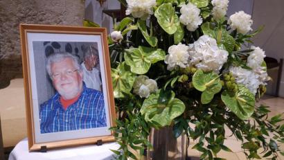 Bild: Thomas Dobler
Max Lobinger, Zahnarzt in Ruhestand, wurde am Samstag auf dem Friedhof in Perschen beerdigt. Das Requiem fand in der Stadtpfarrkirche St. Johannes der Täufer statt. Dort stand, neben einem Blumenstrauß, eine Fotografie des Verstorbenen.