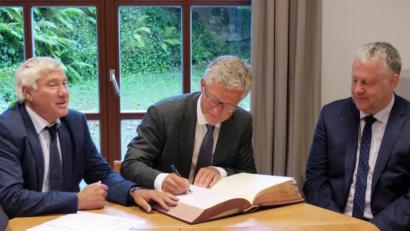 Bild: jp
Der ukrainische Botschafter Andriy Melnyk (Mitte) trägt sich beim Wirtschaftsgespräch in Kastl, organisiert von MdB Alois Karl (links) , im Beisein von Landrat Richard Reisinger ins goldene Buch des Landkreises Amberg-Sulzbach ein.