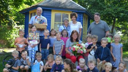Bild: gi
Die Kinder der Bären-Gruppe und die Kolleginnen Johanna Zimmerer und Martina Trinkl (von links) sowie Pfarrer Udo Klösel (rechts) und Kirchenpfleger Franz Sturm (links) ließen die Erzieherin Gerlinde Spichtinger (mit Blumenstrauß) hochleben.