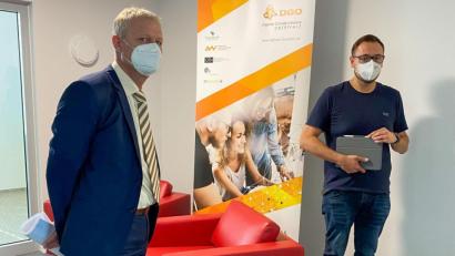 Bild: Sabine Märtin/OTH Amberg-Weiden/exb
André Pscherer (rechts) und Anton Gleixner beim Rundgang durch die Fläche der Digitalen Gründerinitiative Oberpfalz (DGO) im E-House am Weidener Campus.