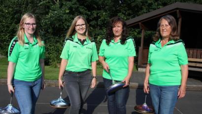 Bild: kro
Die Damenmannschaft der Sportfreunde Kondrau (von links Celine Jost, Lena Schnurrer, Nicole Stark und Gudrun Vogl) sicherte sich auf Anhieb den Kreispokal im Asphaltstockschießen.