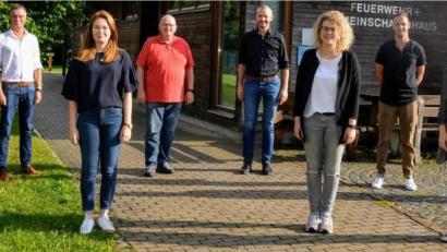 Bild: fdl
Bürgermeister Hermann Falk (Dritter von links) gratuliert dem neuen Vorstand des Theatervereins Ehenfeld.