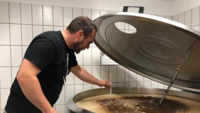 Bild: pmis
Felix Weinfurtner misst die Temperatur. Die offene Gärung zeichnet seinen Zoigl aus.
