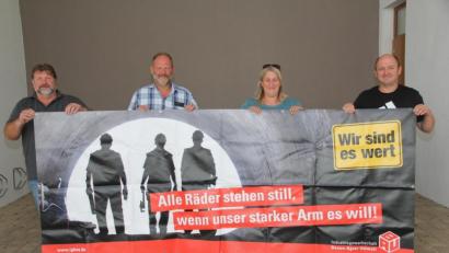 Bild: frd
Branchensekretärin Petra Katens gratulierte der neuen Führung der IG Bau Oberviechtach/Nabburg mit (von links) Siegfried Balk, Jürgen Leibl und Christian Bronold zur Wahl.