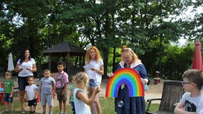 Bild: ads
Rührend war der Abschied der Kinder von der langjährigen Einrichtungsleiterin Gudrun Kosche in Liedform, inklusive Übergabe symbolischer Geschenke.