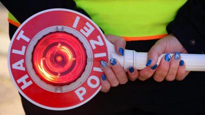 Symbolbild: Martin Schutt/dpa
Die Polizei Weiden will Unfallflüchtige ausbremsen.