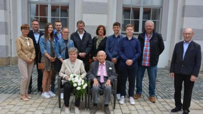 Bild: jr
Mit einem Dankgottesdienst in der Basilika feierten am Sonntag Anna und Rudolf Ulrich (beide sitzend) Eiserne Hochzeit (65 Jahre). Kennen und lieben gelernt hatten sich beide einst beim Wasserleitungsbau in Münchenreuth. Dazu gratulierten ihre drei Kinder und vier Enkel, sowie Zweiter Bürgermeister Karlheinz Hoyer (rechts).