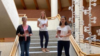 Bild: exb/Stadt Weiden
Susanne Reinhardt, Gleichstellungsstelle der Stadt Weiden, Barbara Arendt, Beauftragte der Polizei für Kriminalitätsopfer beim Polizeipräsidium Oberpfalz und Karin Hauser-Dötterl, Gleichstellungsstelle des Landkreises Tirschenreuth stellen die neue Broschüre vor.