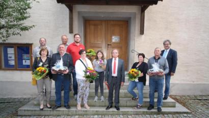Bild: bjp
Bürgermeister Bernhard Stangl (hinten rechts), Max Schwärzer und Wolfgang Graser (hinten von links) verabschieden den früheren Bürgermeister Werner Walberer (vorne, Dritter von rechts mit Gattin Andrea) sowie die ausgeschiedenen Stadträte Stefan Brüderer (hinten, Dritter von links mit Tochter Nele), Josef Fütterer (vorne, Zweiter von links mit Gattin Martina) und Stephan Dippl (vorne, Erster von rechts mit Gattin Gabi).