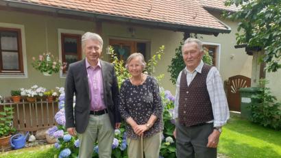 Bild: flt
Bürgermeister Lothar Müller (links) gratulierte Maria und Andreas Schmid zur diamantenen Hochzeit.