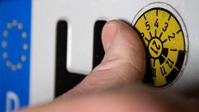 Symbolbild: Julian Stratenschulte/dpa
Ohne sie läuft nichts im Straßenverkehr: die Tüv-Plakette.