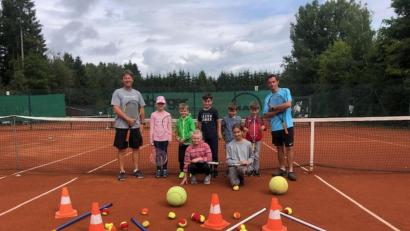 Bild: TC Waldershof/exb
Viel gelernt haben die Kinder beim Ferienprogrammangebot des TC Waldershof mit den Trainern Trainer Karel Denk (links) und Claus Combe (rechts im Bild).