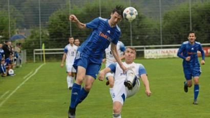 Bild: brü
Der Etzenrichter Spieler ist vor dem Raigeringer Vinzenz Stemp am Ball. Aus: SV Raigering SV Etzenricht 2:2.