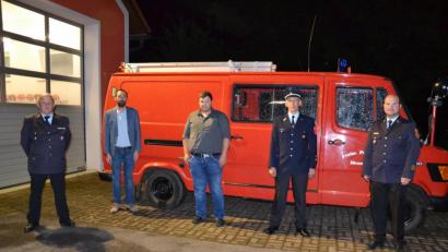 Bild: gi
Die Kommandanten Johannes Hoch (Zweiter von rechts) und Daniel Lehner (Mitte) führen die Wehr für die nächsten sechs Jahre. Bürgermeister Armin Bulenda (Zweiter von links), Kreisbrandrat Marco Saller (rechts) und Kreisbrandinspektor Martin Weig (links) dankten den beiden für die Übernahme des verantwortungsvollen Amtes.