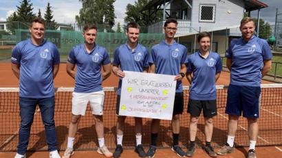 Bild: ü
Diese Mannschaft machte beim letzten Saisonspiel in Altenstadt den Aufstieg in die Bezirksliga 1 perfekt. Von links: Sebastian Gläser, Sven Münster, Pilipp Münster, Erik Korcey, Maximilian Strauß und Julian Götz. Nicht auf dem Bild sind die Gebrüder Florian und Dominik Sandner, die an diesem Tag verhindert waren.