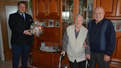 Bild: jr
Elisabeth und Andrej Jost sind seit 65 Jahren verheiratet. Zur Eisernen Hochzeit gratulierte Bürgermeister Stefan Grillmeier im Namen der Stadt Mitterteich.