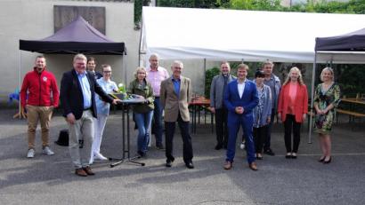 Bild: exb
Viele Wegbegleiter verabschiedeten Josef Richthammer (vorne, Mitte), den langjährigen Leiter der Jugendhilfestation Amberg, in den Ruhestand.