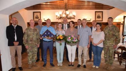 Bild: bö
Die US-Army verabschiedet zwei langjährige Mitarbeiter (von links): Bernhard Weber (Acting Deputy Garrison Manager Hohenfels), Brigadegeneral Josephe Hilbert (Kommandeur 7th ATC in Grafenwöhr), Donald Wrenn (Director Public Affairs USAG Bavaria in Grafenwöhr), Norbert und Helga Wittl, Bürgermeister Christian Graf (Hohenfels), Maria Pfab, Bürgermeister Christian Schmid (Velburg), Hermann Pfab, Bürgermeister und stellvertretender Landrat Neumarkt Josef Bauer (Parsberg), Nicole Müller (Markt Lupburg) und CSM Mark Morgan (7th ATC in Grafenwöhr).