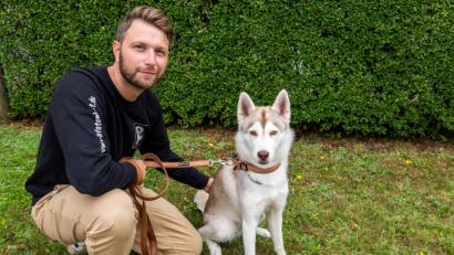 Bild: Pfotenkost.de
Florian Most mit der Hündin eines Stammkunden. Die Husky-Dame Nala liebt das Futter, das der 31-jährige Weidener entwickelt hat.