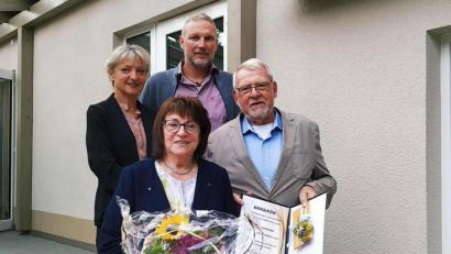 Bild: twg
Der neue Ehrenvorsitzende der ÜWG Neusorg, Karl Lenhard, mit Ehefrau Roswitha. Hinten links Dritte Bürgermeisterin Erni Bühl und Gemeinderat Udo Wegmann, beide ÜWG.