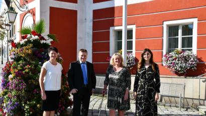 Bild: Ulrike Pelikan-Roßmann/exb 
Bürgermeister Thomas Gesche (Zweiter von links) leidet an einer Sehschwäche. Im Dienst wird er nun unterstützt von einem verstärkten Team mit (von links) Manuela Bleyer, Regina Lorenz und Karolina Bauer.